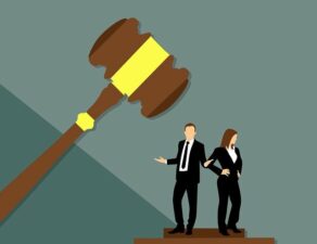 Marteau de juge posé sur une table, symbole d’analyse critique et d’impartialité de la justice