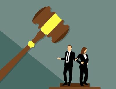 Marteau de juge posé sur une table, symbole d’analyse critique et d’impartialité de la justice